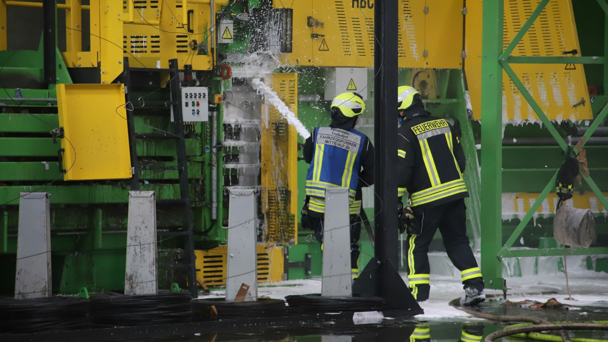 Die Papierpresse wurde mit Löschschaum geflutet, um Glutnester zu bekämpfen.