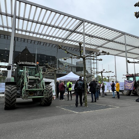 Demonstranten vor der Bayer-Konzernzentrale während der Hauptversammlung am Freitag, 26. April 2024