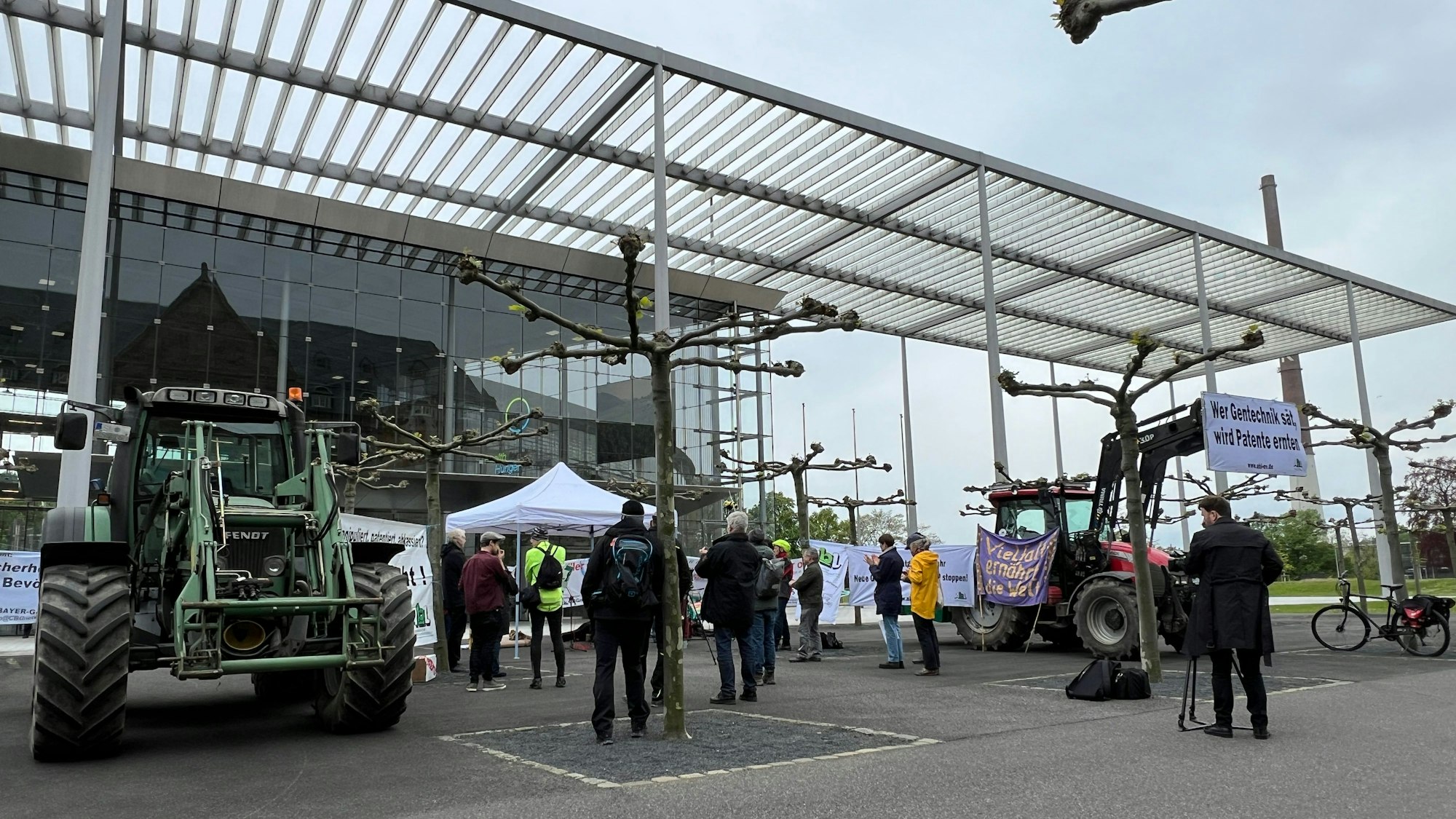 Demonstranten vor der Bayer-Konzernzentrale während der Hauptversammlung am Freitag, 26. April 2024