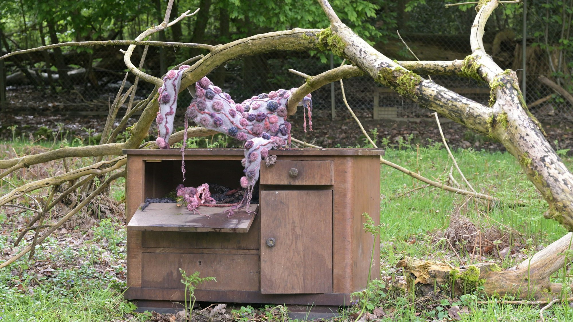 An die Natur in der Umgebung knüpft die Ausstellung „Saison 2024“ im Skulpturengarten Brander Straße in Rösrath an. Das zeigt auch eine Arbeit mit Holz und Textilien von Miranda Vissers.