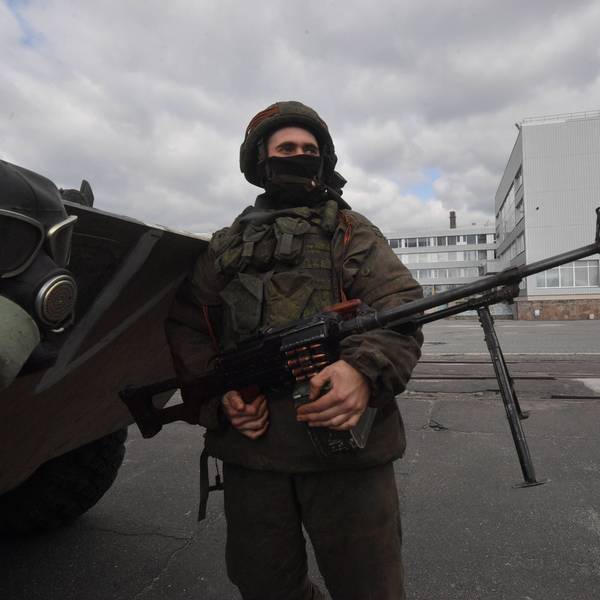 Ein russischer Soldat steht im März 2022 vor dem Hauptgebäude des AKW Tschernobyl. (Archivbild)