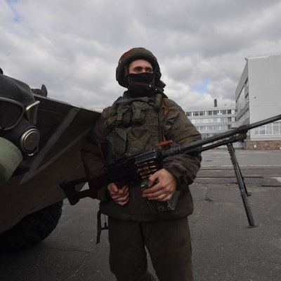 Ein russischer Soldat steht im März 2022 vor dem Hauptgebäude des AKW Tschernobyl. (Archivbild)