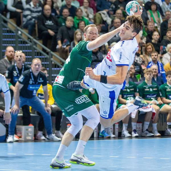 VfL-Handballer Julian Köster in einer Spielsituation gegen einen Spieler der HSG Wetzlar.