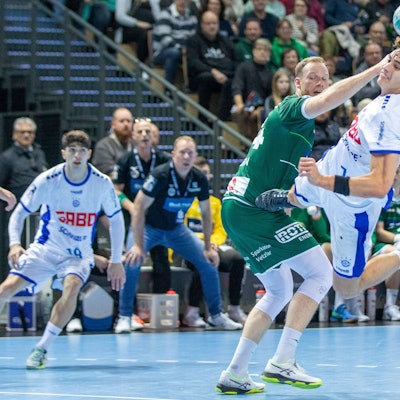 VfL-Handballer Julian Köster in einer Spielsituation gegen einen Spieler der HSG Wetzlar.