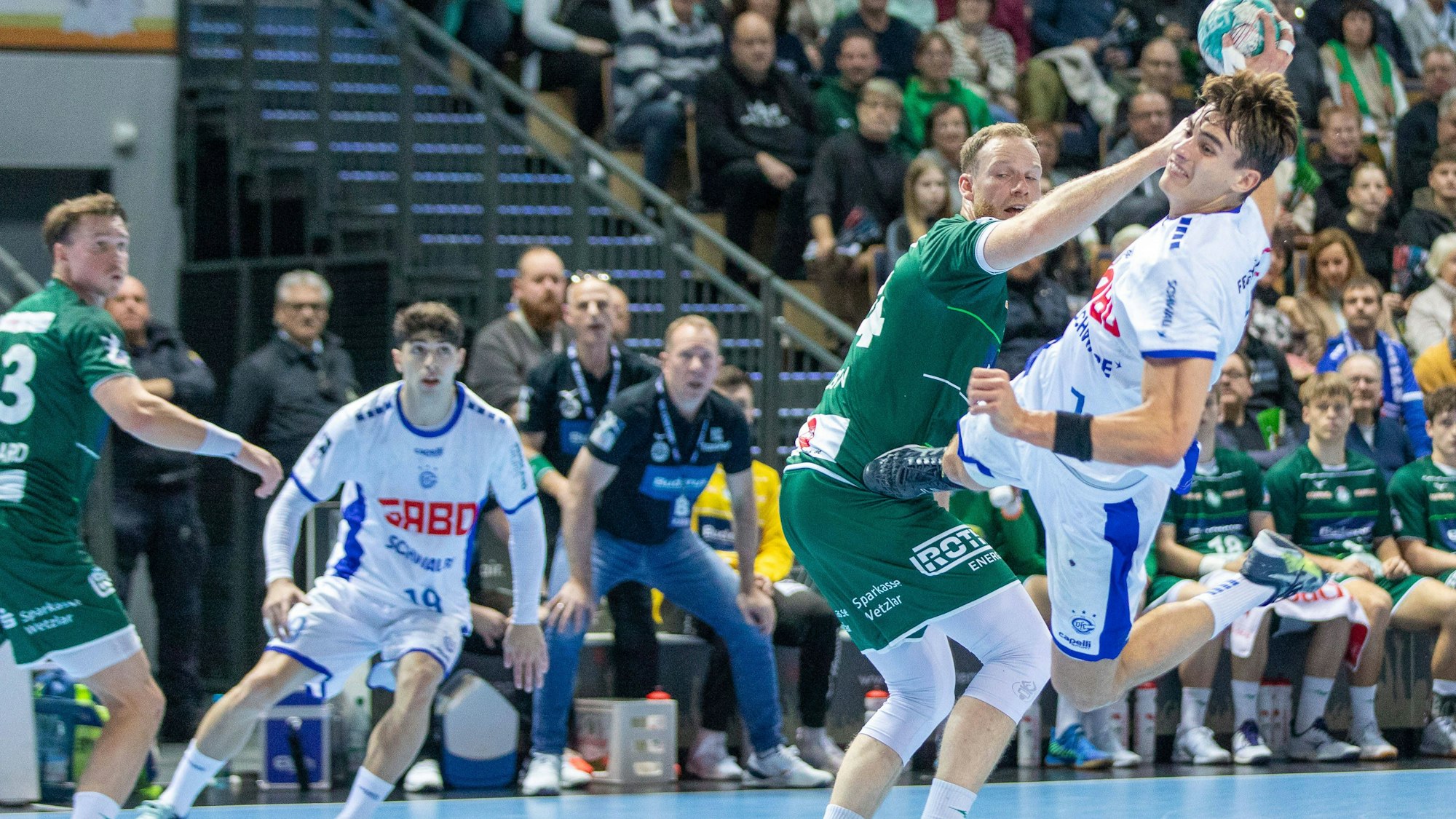 VfL-Handballer Julian Köster in einer Spielsituation gegen einen Spieler der HSG Wetzlar.