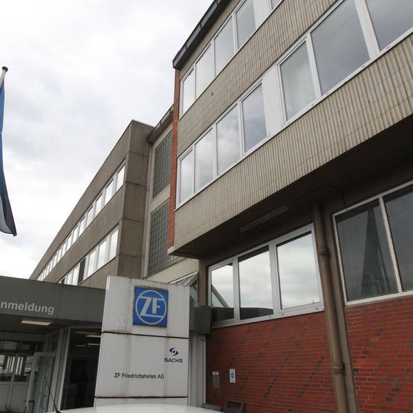 Ein Fabrikgebäude mit dem ZF-Logo am Eingang.