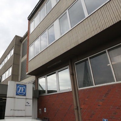 Die Zufahrt zu einem Industriebetrieb. Auf einem blauen Schild sind die Buchstaben Z und F zu sehen.