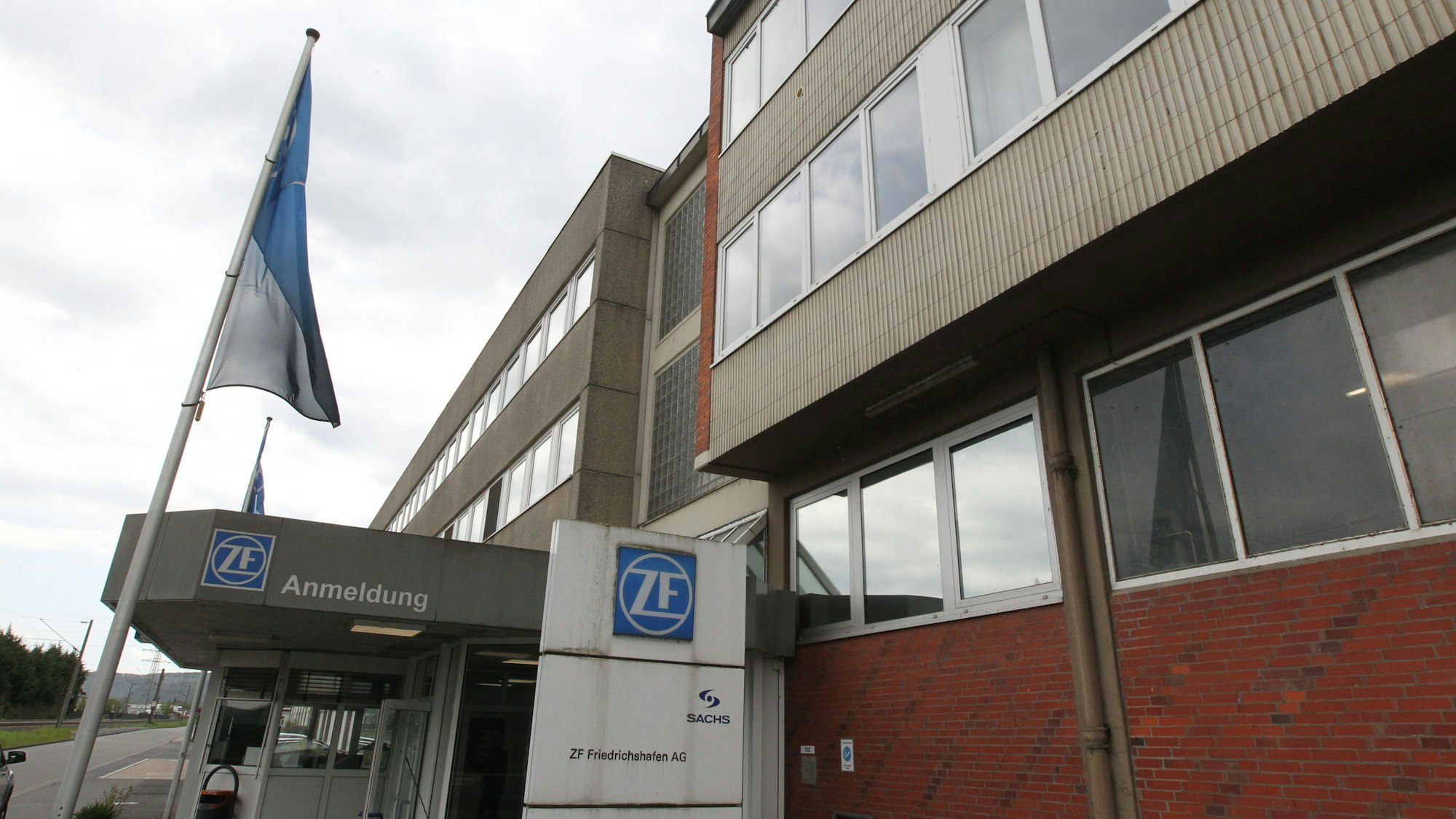 Ein Fabrikgebäude mit dem ZF-Logo am Eingang.