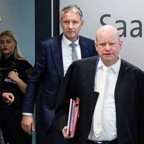 Ulrich Vosgerau und Björn Höcke im Gerichtssaal in Halle in Anwesenheit von Beamten
