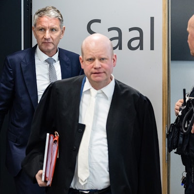 Derzeit läuft in Halle (Saale) ein Gerichtsverfahren gegen Björn Höcke (AfD). Vorne im Bild: Der Staatsrechtler Ulrich Vosgerau, der einer von drei Verteidigern von Höcke ist.