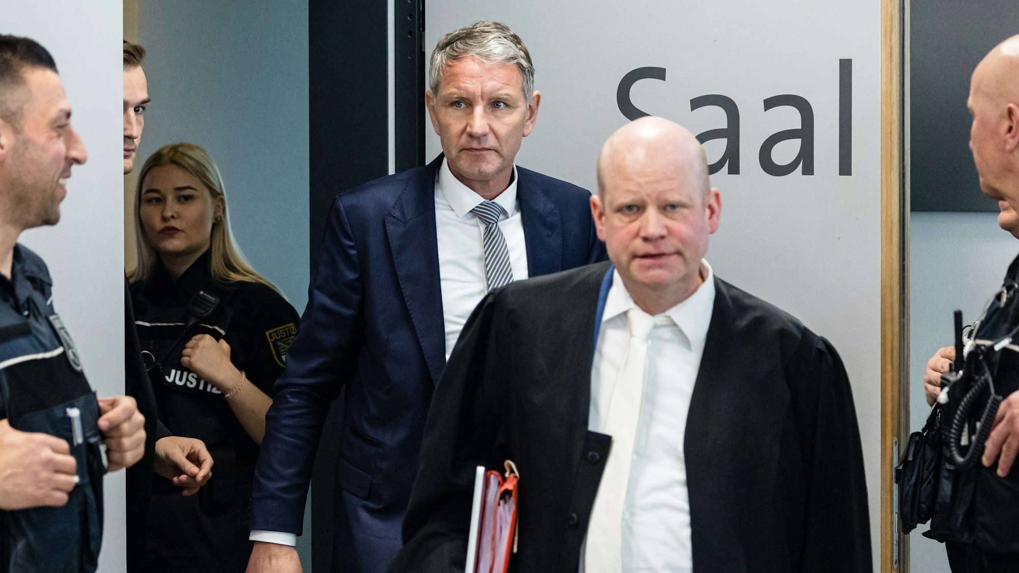Björn Höcke (M), Vorsitzender der Thüringer AfD, kommt zur Fortsetzung seines Prozesses vor dem Landgericht, vorn sein Anwalt Ulrich Vosgerau.