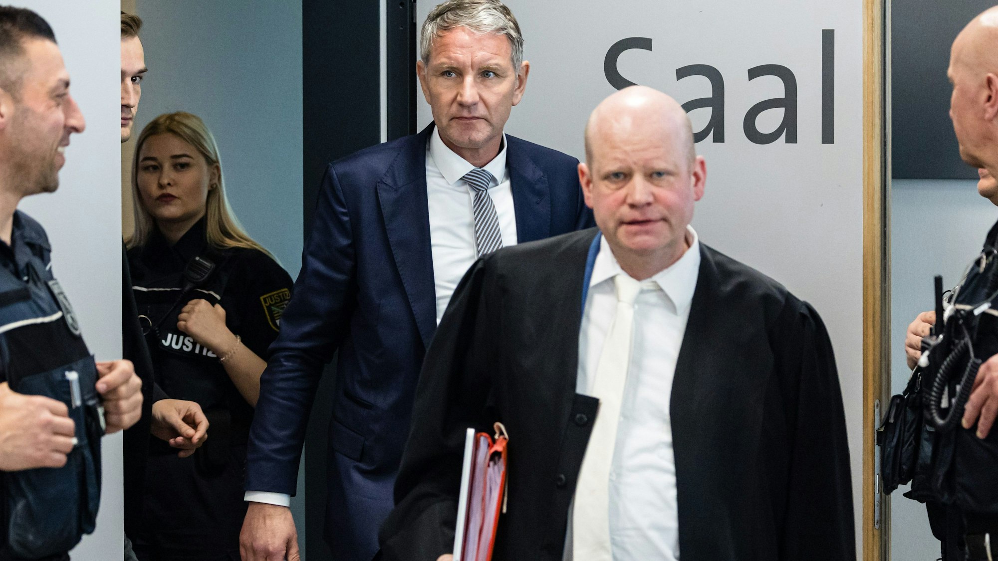 Der Jurist Ulrich Vosgerau (vorne) verteidigte zuletzt den Vorsitzenden der Thüringer AfD, Björn Höcke, vor dem Landgericht in Halle.