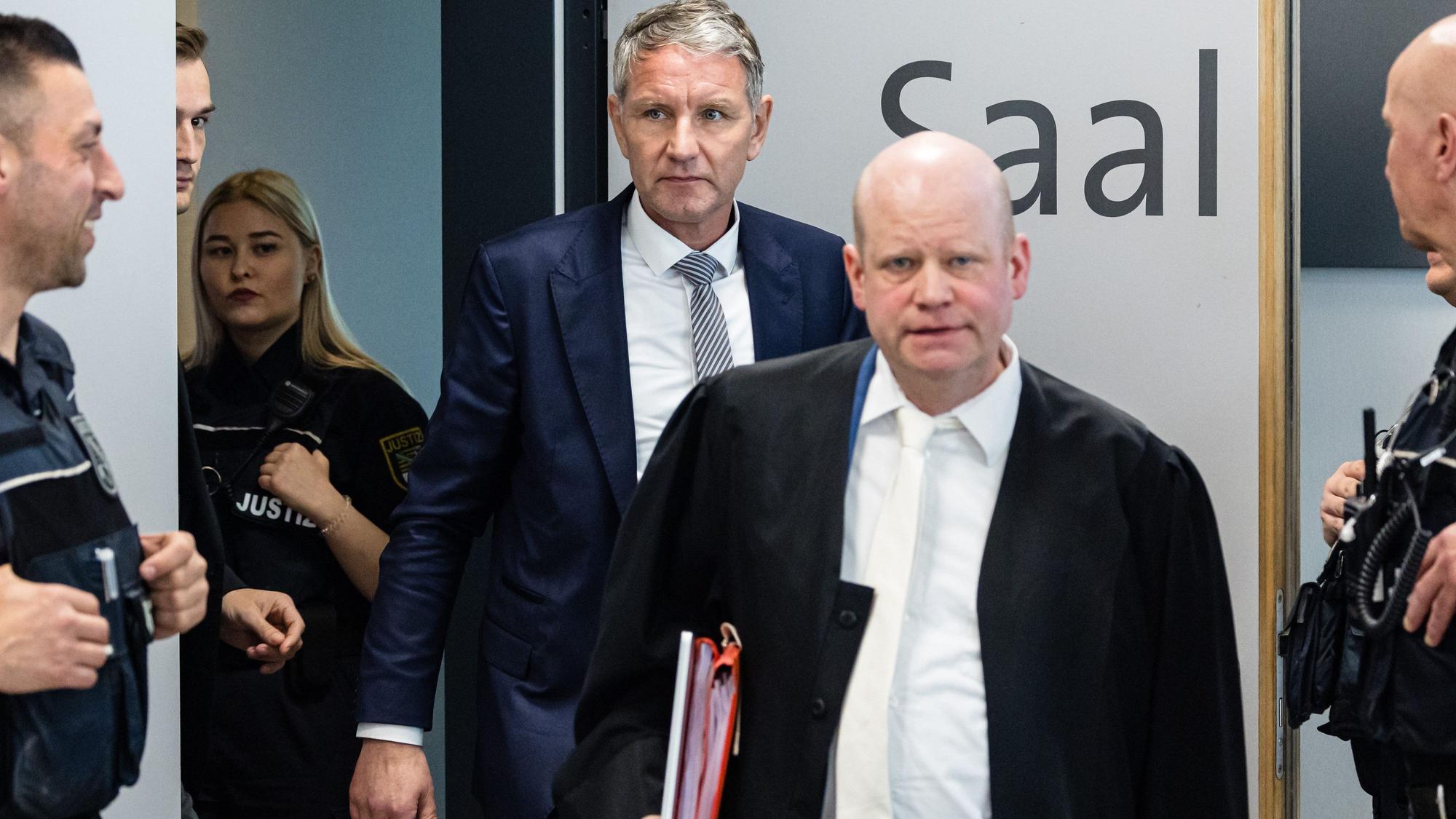 Derzeit läuft in Halle (Saale) ein Gerichtsverfahren gegen Björn Höcke (AfD). Vorne im Bild: Der Staatsrechtler Ulrich Vosgerau, der einer von drei Verteidigern von Höcke ist.