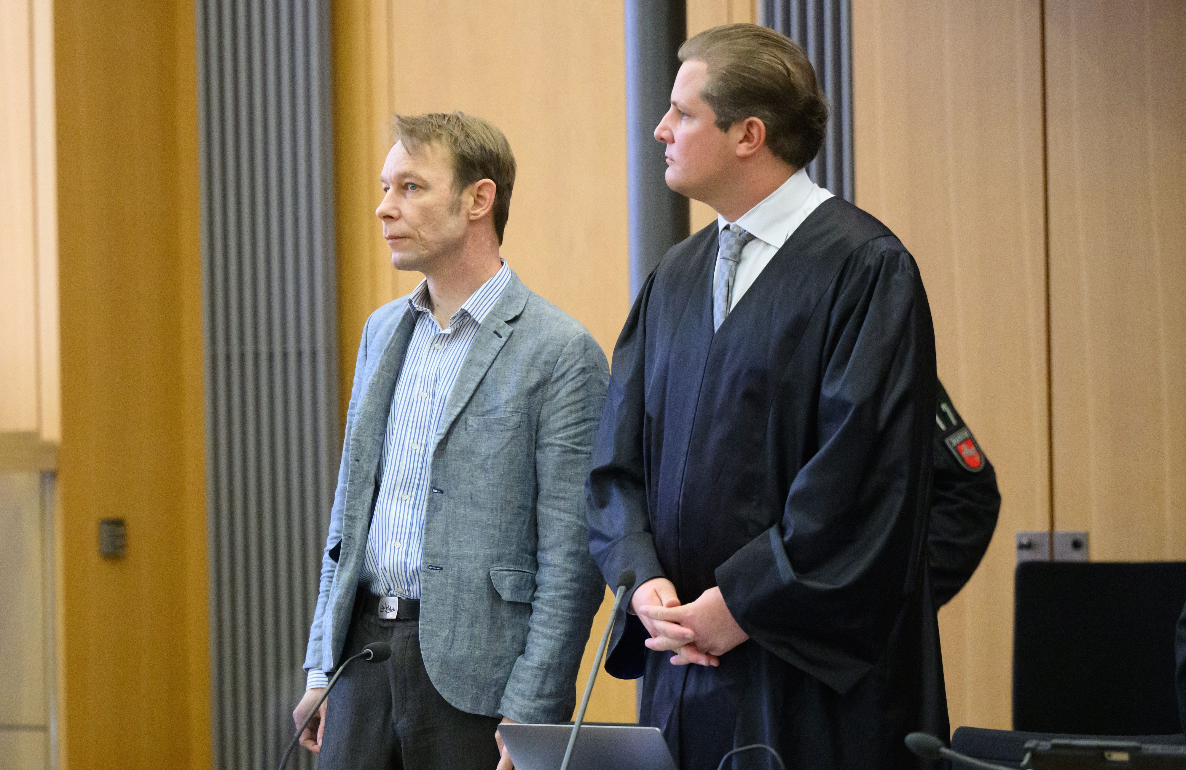 Der Angeklagte Christian B. (l) steht im Gerichtssaal im Landgericht Braunschweig neben seinem Anwalt Friedrich Fülscher. (Archivbild)