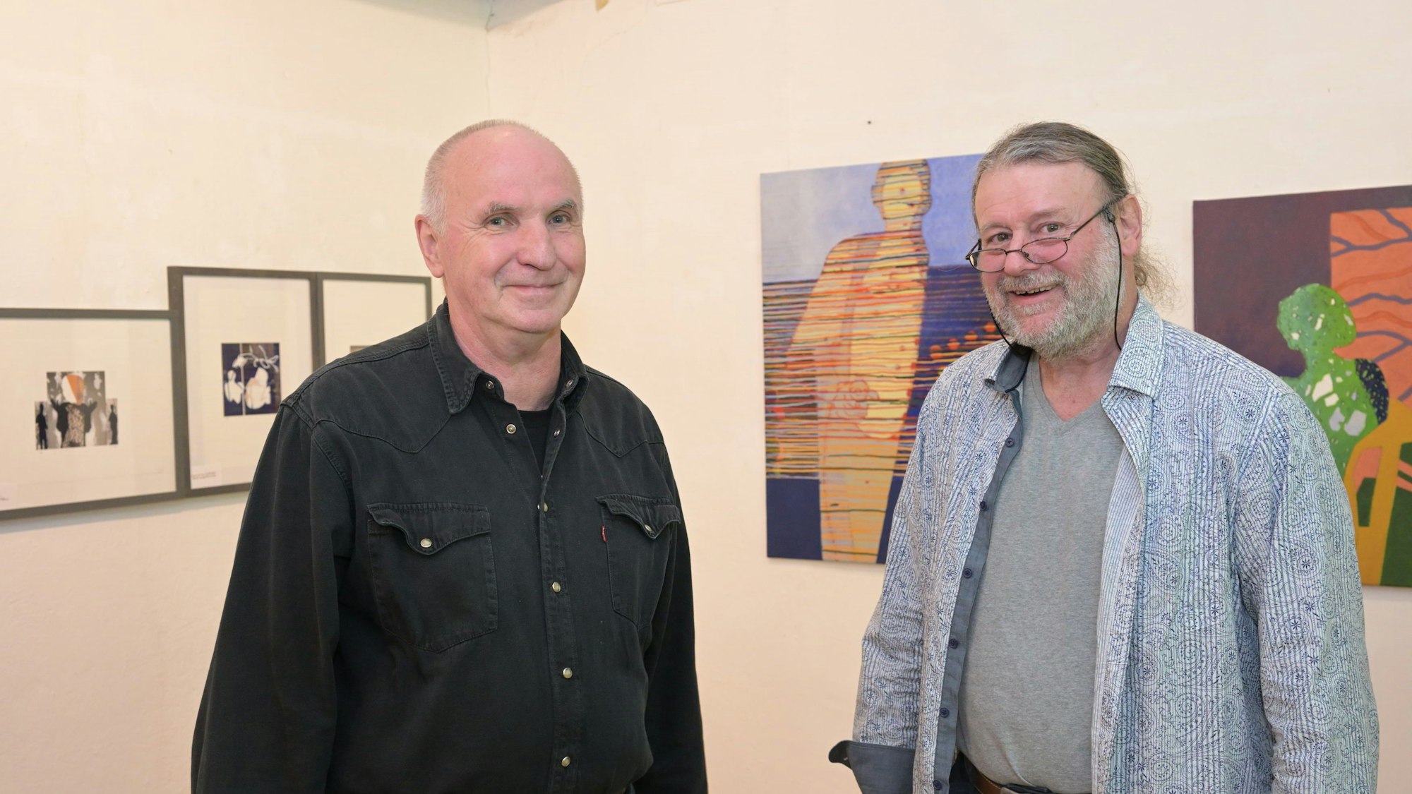 Das Foto zeigt die Galeristen Manfred Schröder und Uli Dörr in ihrer Galerie in Refrath