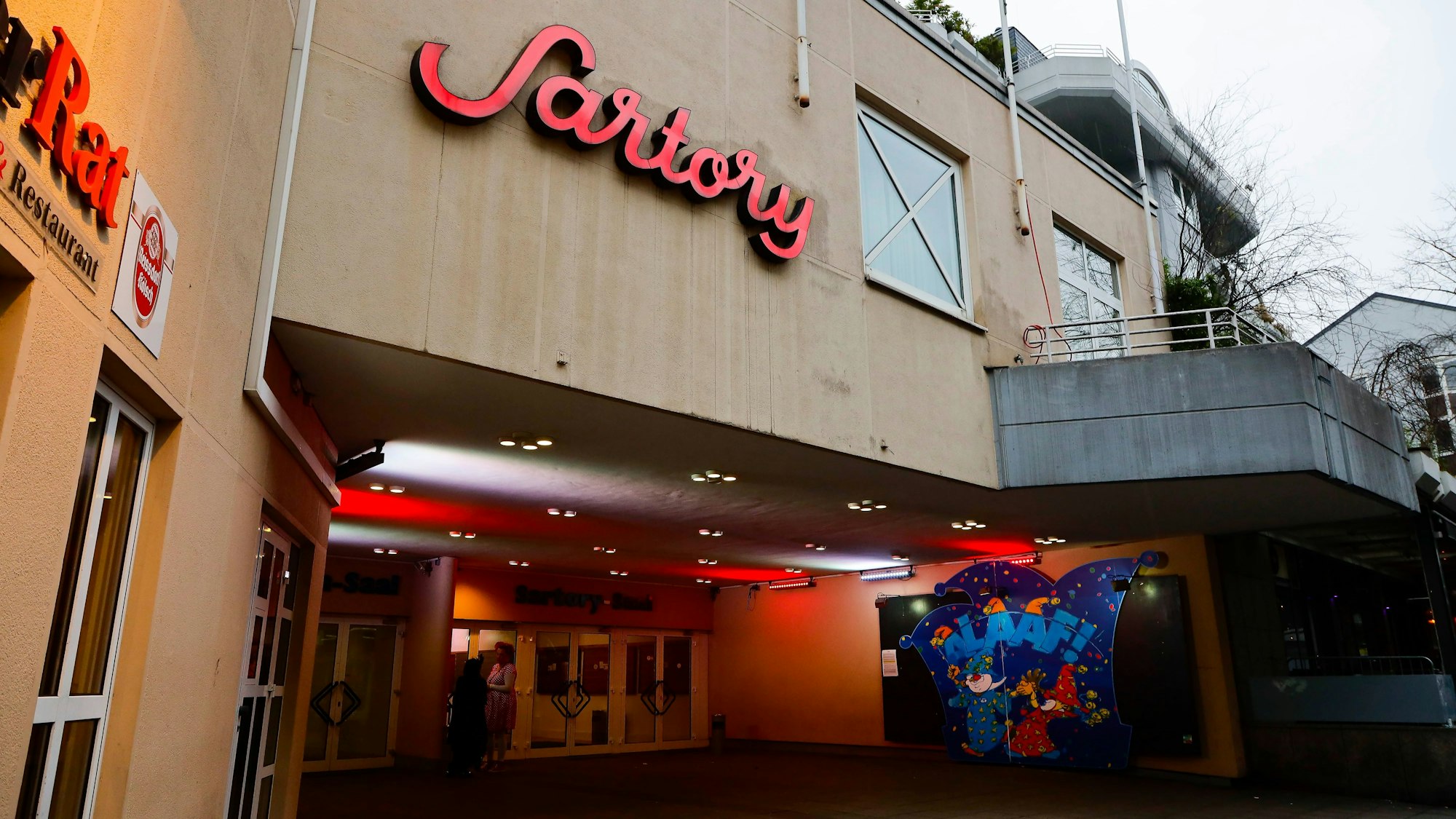 Zu sehen ist der Eingang der Sartory-Säle.