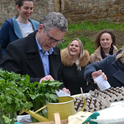 Sabine Preiser-Marian und Norbert Crump schütten Pflanzensamen in einen Eierkarton.