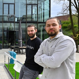Zwei junge Männer stehen vor dem neuen Restaurant „Zur Vogtei“, das bald eröffnet wird.