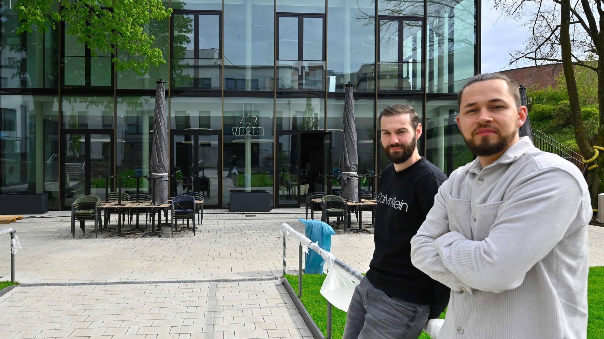 Zwei junge Männer stehen vor dem neuen Restaurant „Zur Vogtei“, das bald eröffnet wird.
