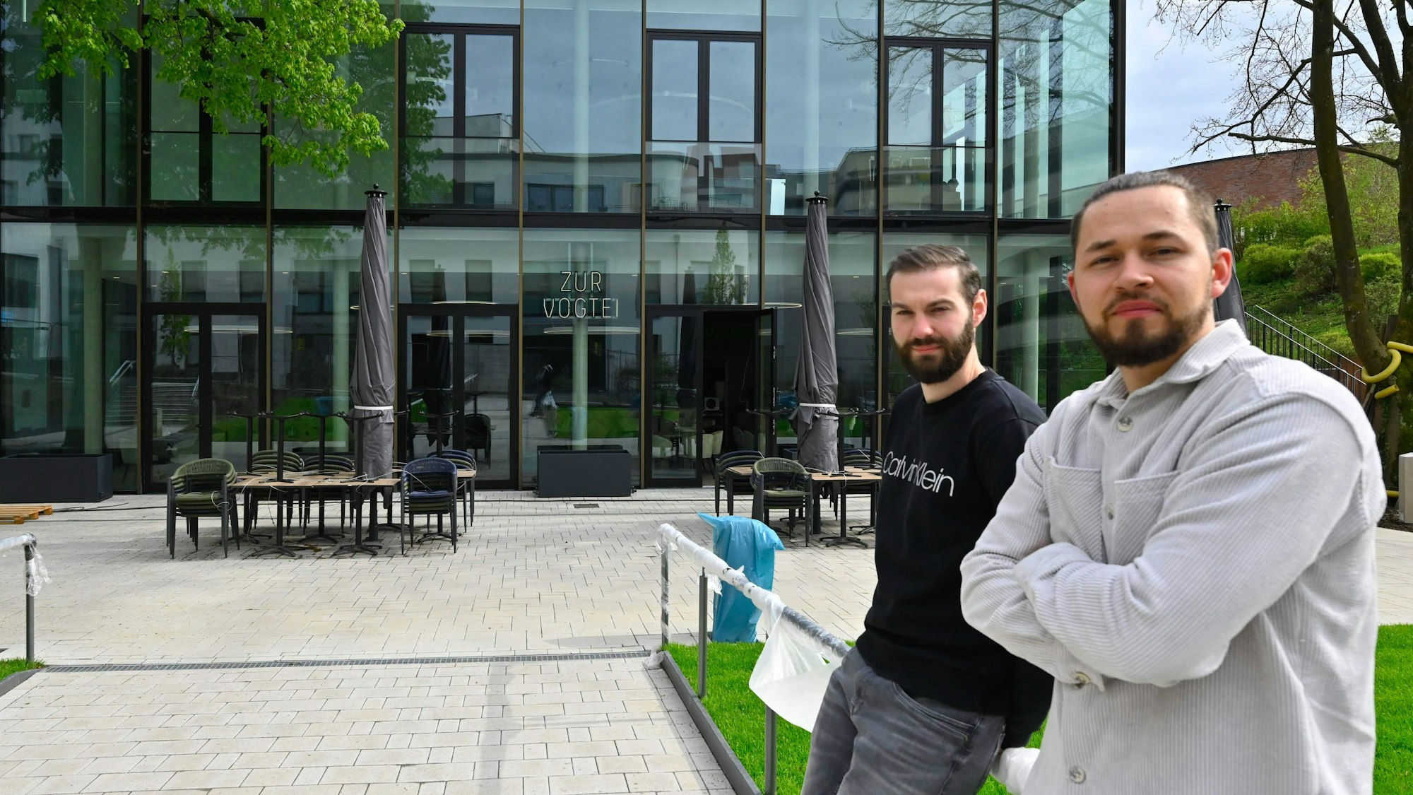 Zwei junge Männer stehen vor dem neuen Restaurant „Zur Vogtei“, das bald eröffnet wird.
