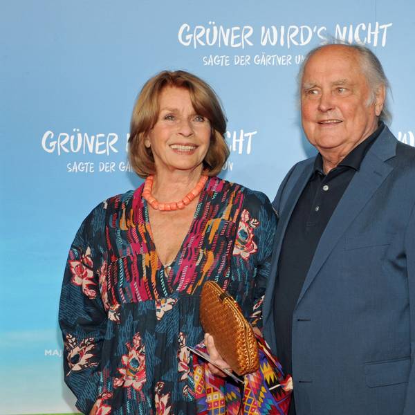 Senta Berger und ihr Mann Michael Verhoeven, Regisseur, bei der Premiere des Films „Grüner wird's nicht, sagte der Gärtner und flog davon“.