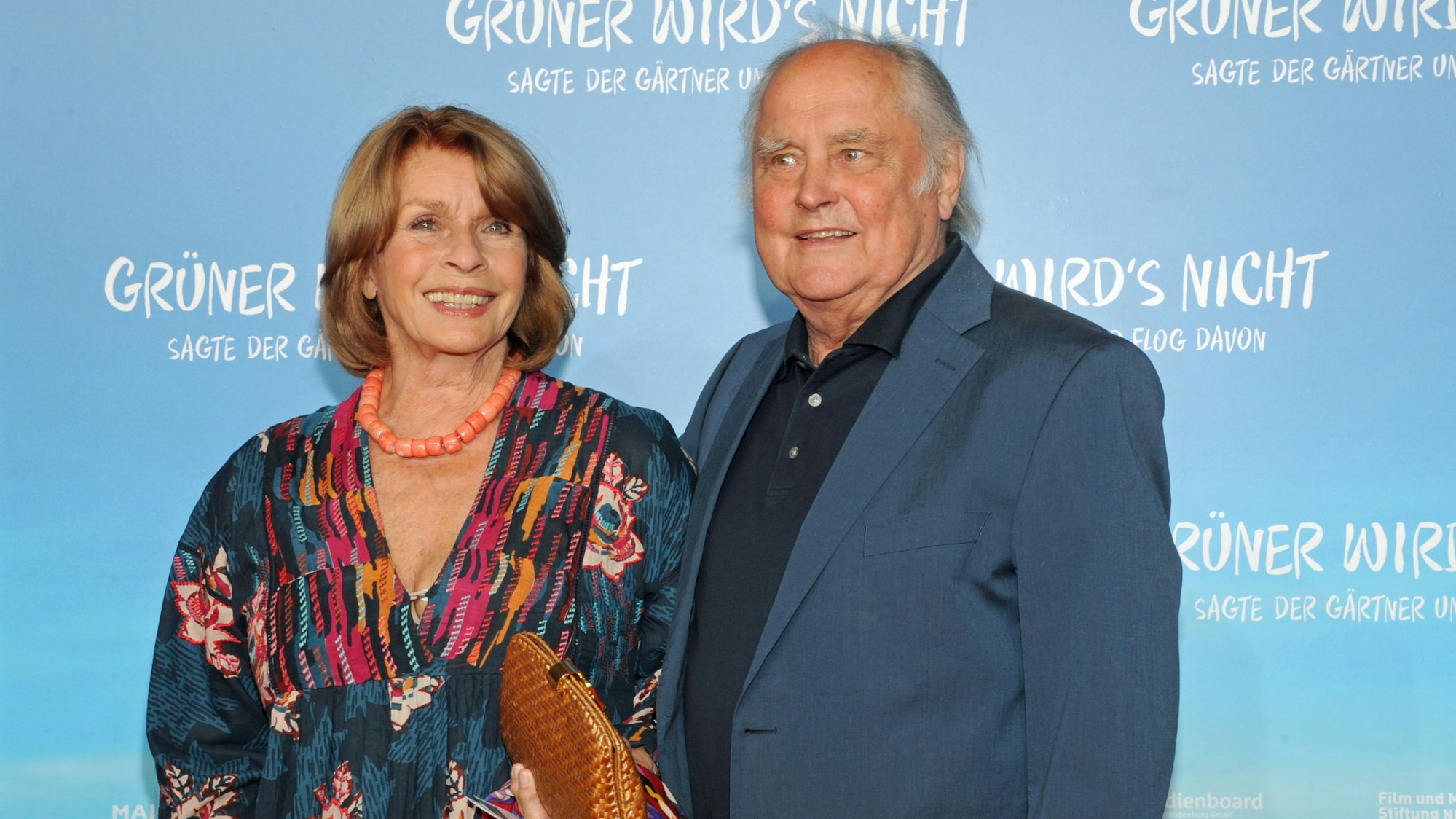 Die Schauspielerin Senta Berger und ihr Mann Michael Verhoeven auf einer Filmpremiere.