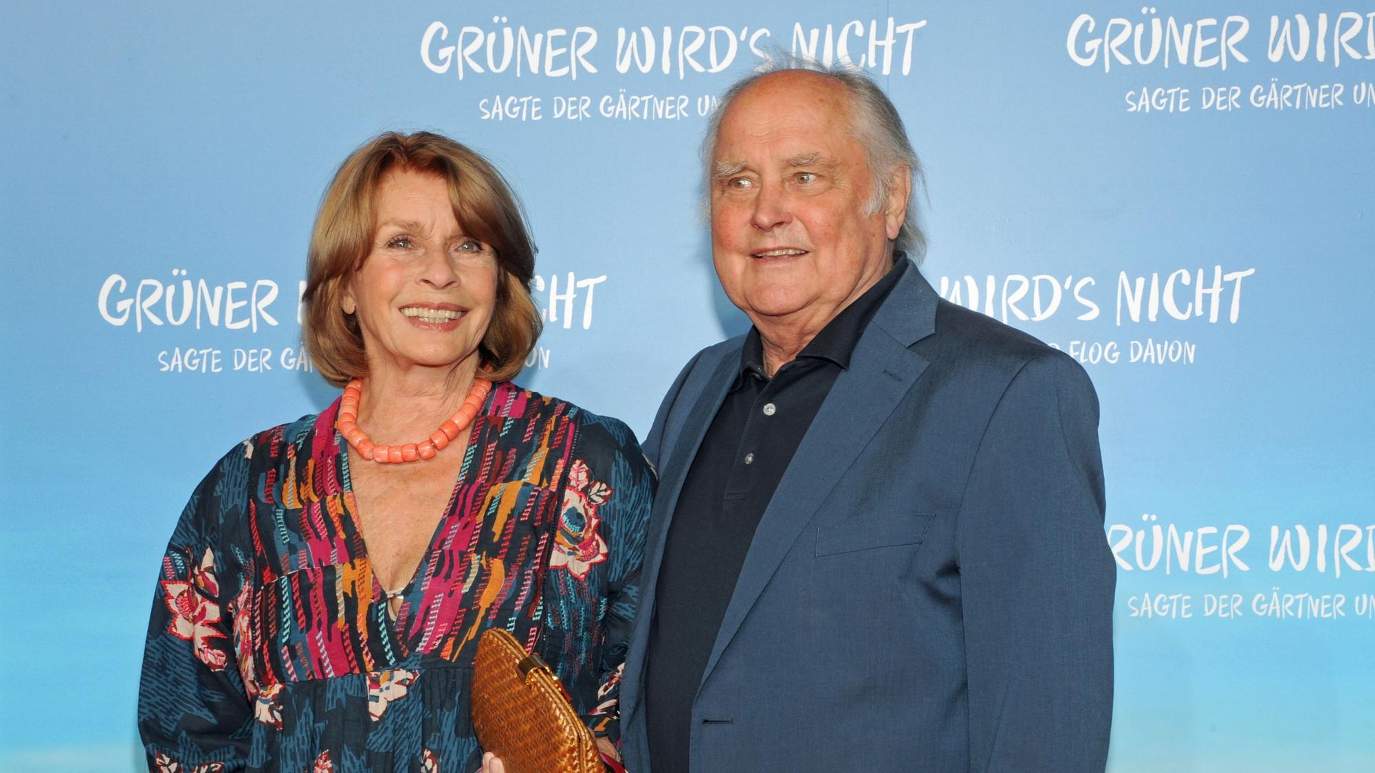 Senta Berger und ihr Mann Michael Verhoeven, Regisseur, bei der Premiere des Films „Grüner wird's nicht, sagte der Gärtner und flog davon“.