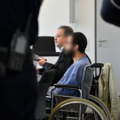 Im Mann im Rollstuhl vor Gericht.