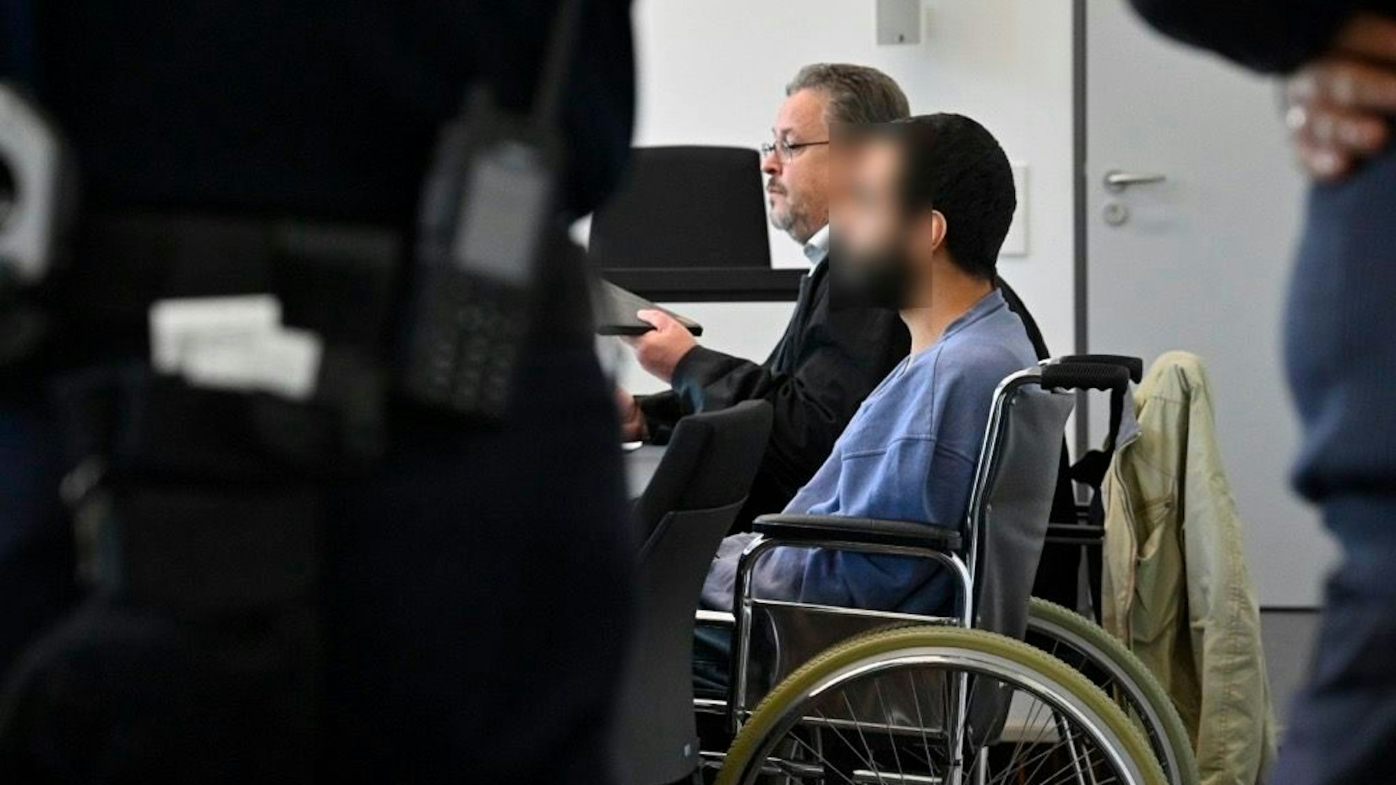 Im Mann im Rollstuhl vor Gericht.