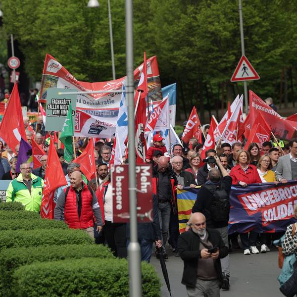 Mehrere tausend Demonstranten nehmen an der zentralen Mai-Kundgebung des DGB in Nordrhein-Westfalen teil. (Archivbild)