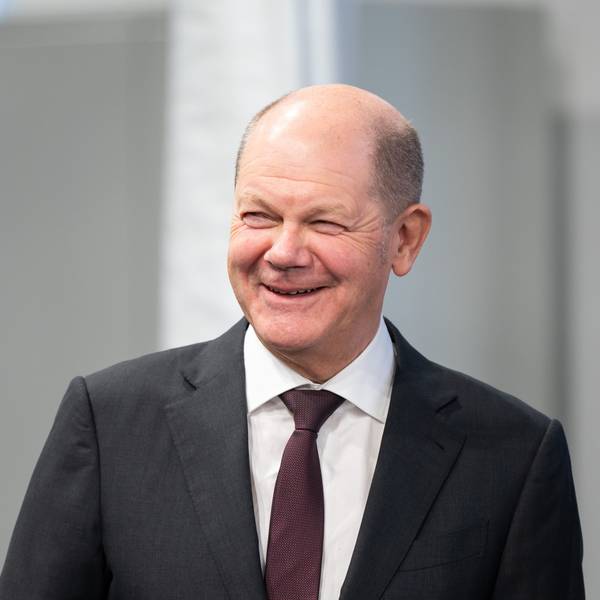 ARCHIV - 04.03.2024, Baden-Württemberg, Glatten: Bundeskanzler Olaf Scholz (SPD) lacht bei seinem Besuch beim Vakuumtechnik-Unternehmen J. Schmalz.
Der Bundeskanzler Olaf Scholz und seine Regierung sind jetzt auch auf Tiktok. (zu dpa: «Tiktok-Videos mit dem Kanzler») Foto: Silas Stein/dpa - Honorarfrei nur für Bezieher des Dienstes dpa-Nachrichten für Kinder +++ dpa-Nachrichten für Kinder +++
