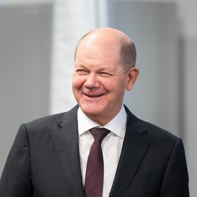 ARCHIV - 04.03.2024, Baden-Württemberg, Glatten: Bundeskanzler Olaf Scholz (SPD) lacht bei seinem Besuch beim Vakuumtechnik-Unternehmen J. Schmalz.
Der Bundeskanzler Olaf Scholz und seine Regierung sind jetzt auch auf Tiktok. (zu dpa: «Tiktok-Videos mit dem Kanzler») Foto: Silas Stein/dpa - Honorarfrei nur für Bezieher des Dienstes dpa-Nachrichten für Kinder +++ dpa-Nachrichten für Kinder +++