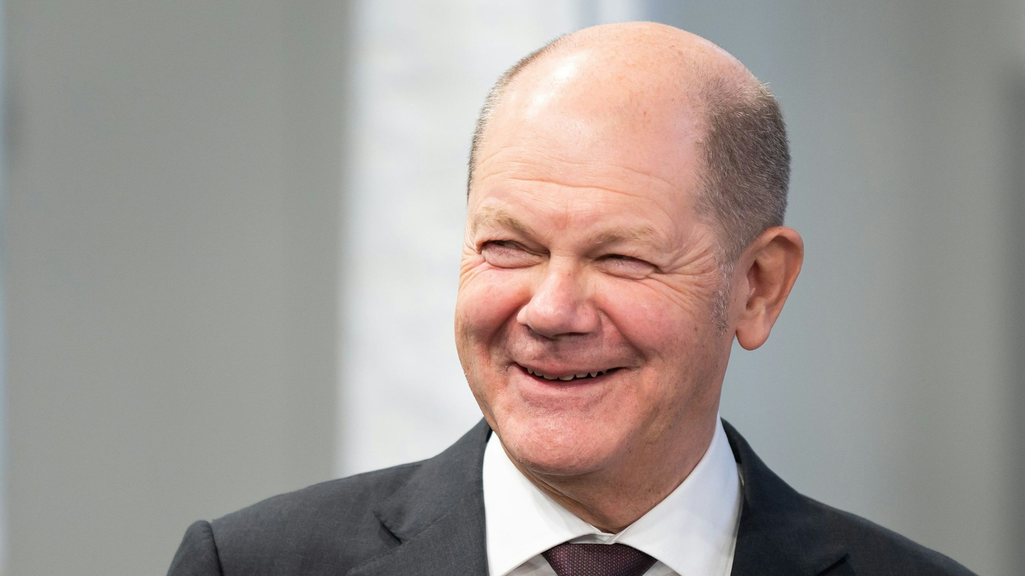 ARCHIV - 04.03.2024, Baden-Württemberg, Glatten: Bundeskanzler Olaf Scholz (SPD) lacht bei seinem Besuch beim Vakuumtechnik-Unternehmen J. Schmalz.
Der Bundeskanzler Olaf Scholz und seine Regierung sind jetzt auch auf Tiktok. (zu dpa: «Tiktok-Videos mit dem Kanzler») Foto: Silas Stein/dpa - Honorarfrei nur für Bezieher des Dienstes dpa-Nachrichten für Kinder +++ dpa-Nachrichten für Kinder +++
