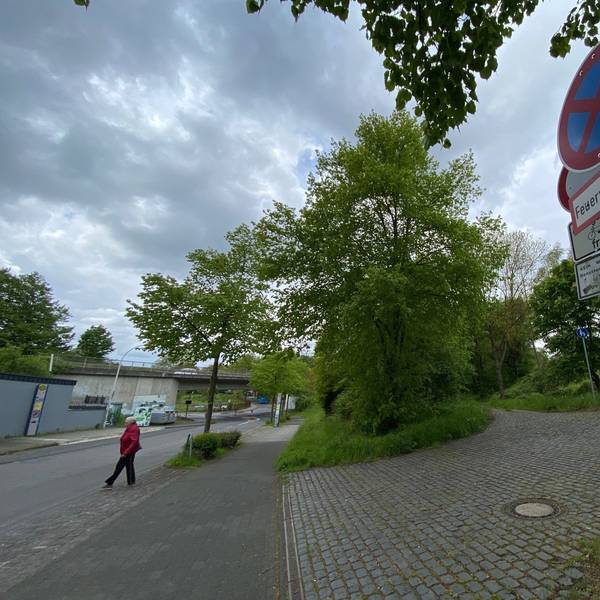 Zu sehen ist die Talstraße in Brühl-Kierberg.