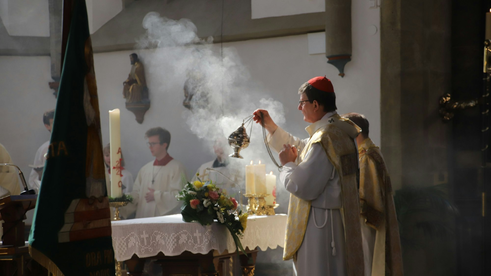 Rainer Maria Kardinal Woelki schwenkte das Weihrauchfass über dem Altar.