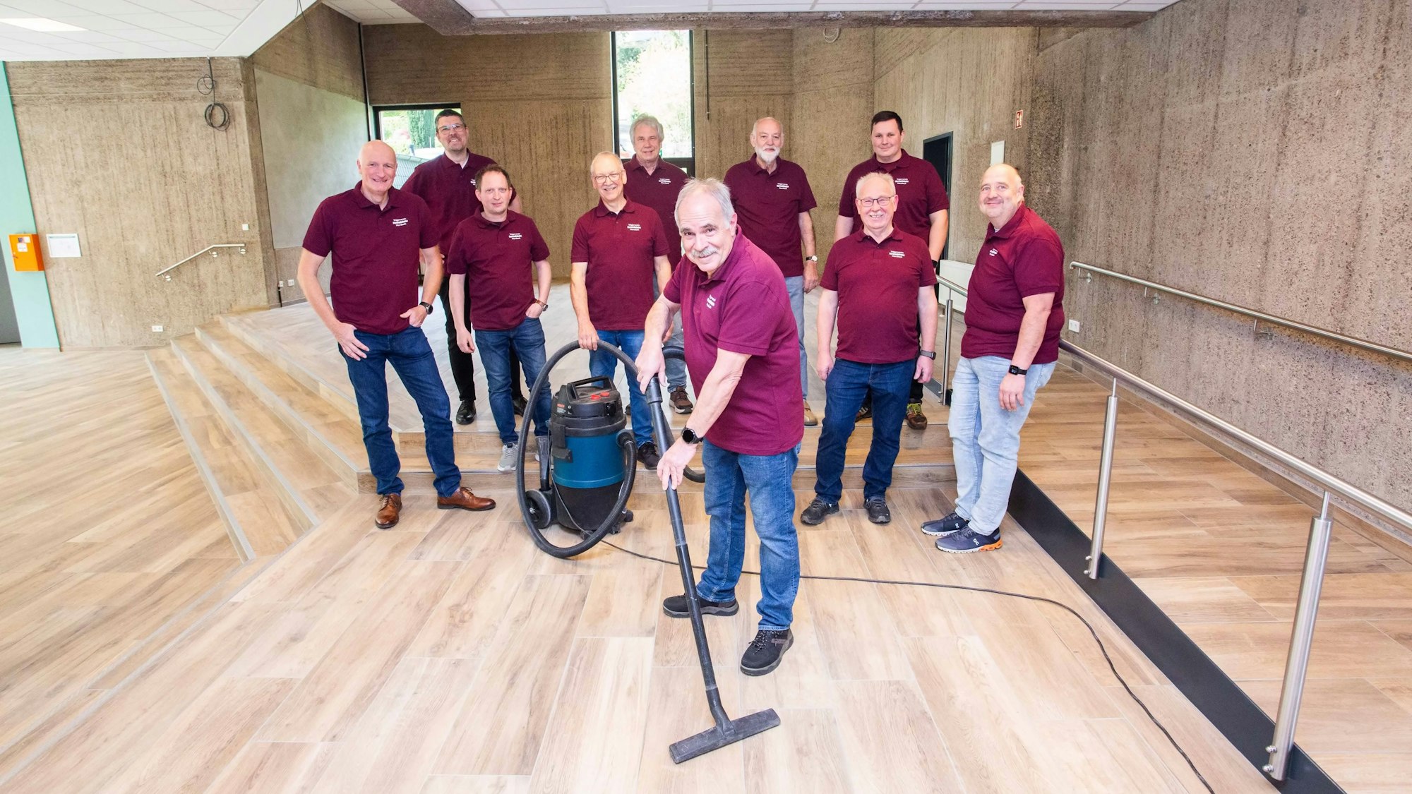 Die Männer des Trägervereins im Saal des Gertrudisheims.