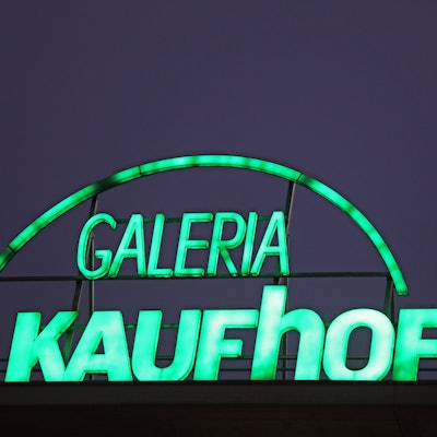Der Schriftzug einer Filiale von Galeria Kaufhof. Der Konzern plant wohl 16 weitere Kaufhäuser zu schließen. (Symbolbild)