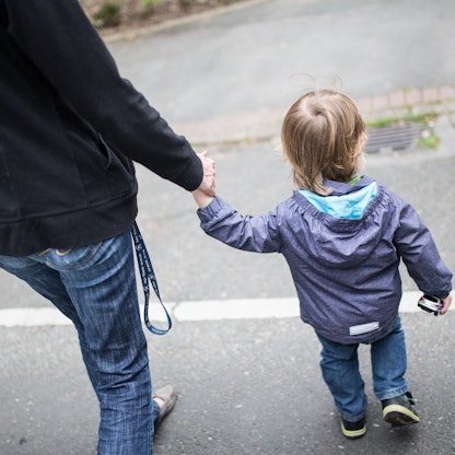 Eine Mutter hält ihren Sohn an der Hand. Alleinerziehende und ihre Kinder sind einer Studie zufolge in deutlich überproportionalem Ausmaß von finanzieller Armut bedroht.