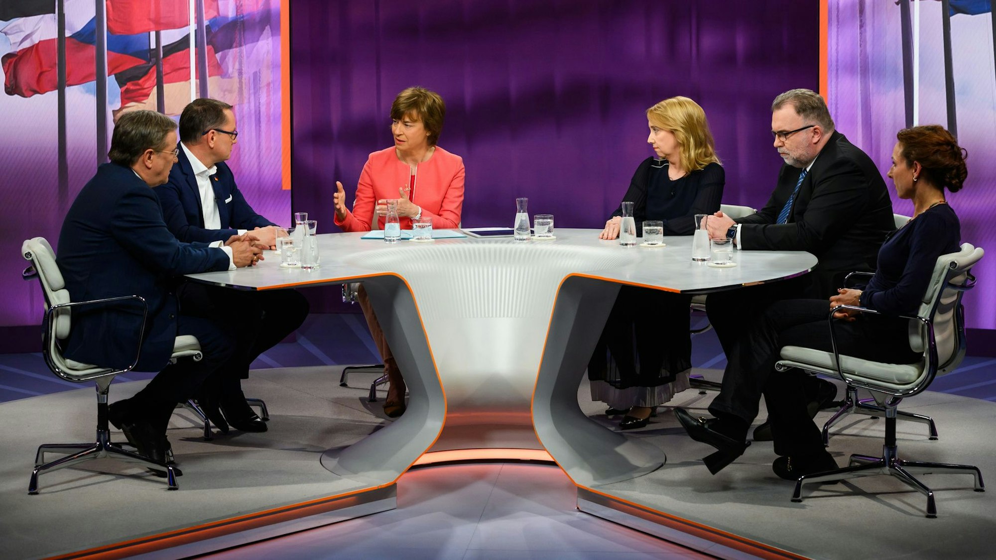 Talkrunde im ZDF: Armin Laschet, Tino Chrupalla, Maybrit Illner, Melanie Amann, Siegfried Russwurm und Juli Zeh.