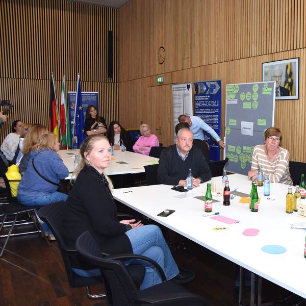 Ideen zur Entwicklung der Städtepartnerschaften entwickelten die Interessenten engagiert in vier Gruppen im Ratssaal, moderiert von Mitgliedern des neuen Städtepartnerschaftsvereins.