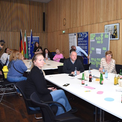 Ideen zur Entwicklung der Städtepartnerschaften entwickelten die Interessenten engagiert in vier Gruppen im Ratssaal, moderiert von Mitgliedern des neuen Städtepartnerschaftsvereins.