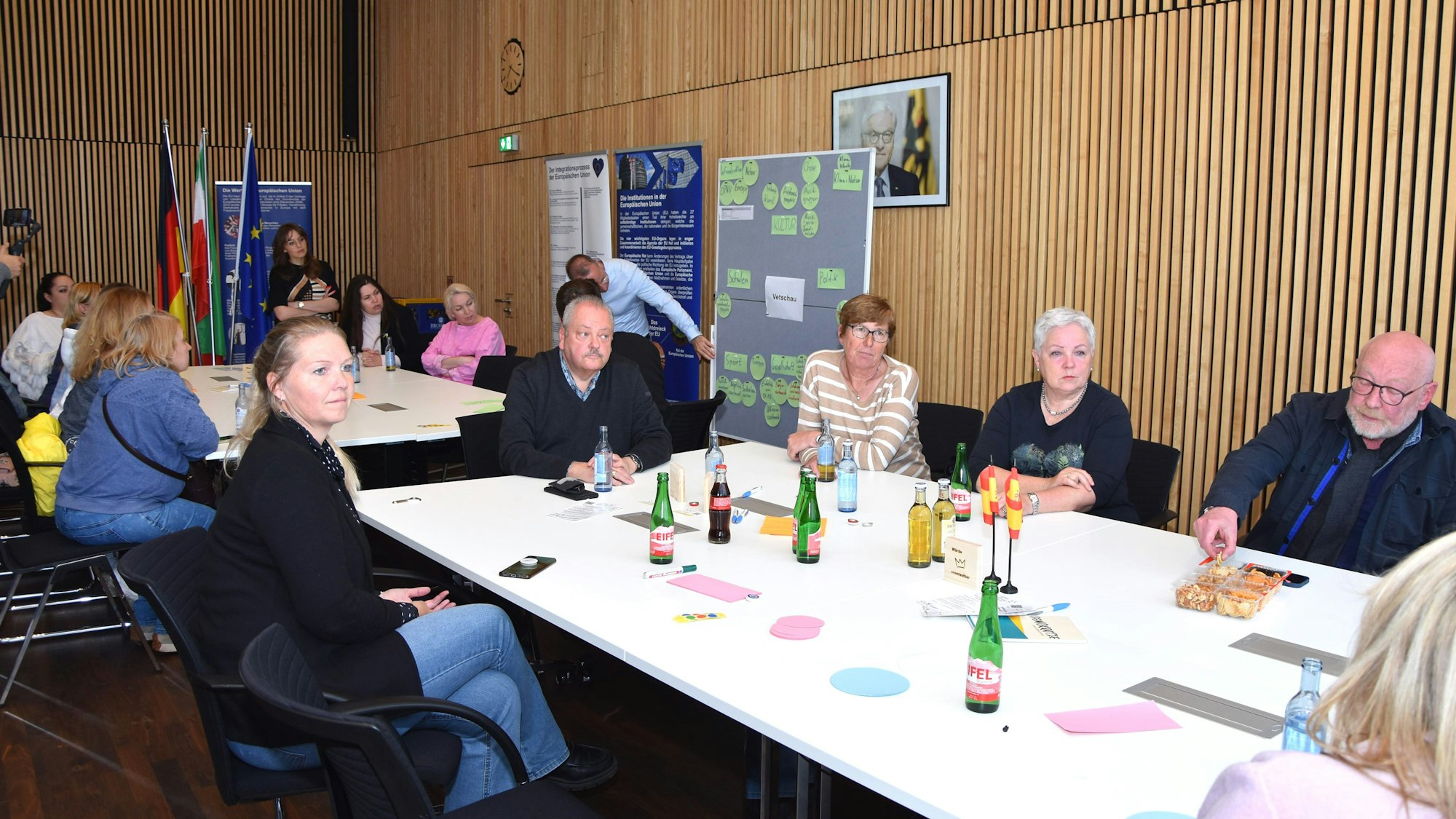 Ideen zur Entwicklung der Städtepartnerschaften entwickelten die Interessenten engagiert in vier Gruppen im Ratssaal, moderiert von Mitgliedern des neuen Städtepartnerschaftsvereins.