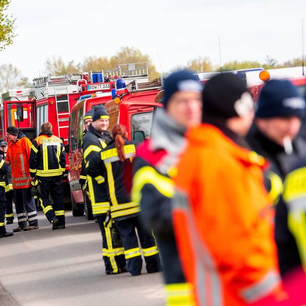 Feuerwehrleute bei einer Einsatzbesprechung im niedersächsischen Bremervörde. Die Einsatzkräfte suchen seit Montagabend (22. April) nach dem vermissten Arian. Der autistische Junge ist aus ungeklärten Gründen aus seinem Heim verschwunden.