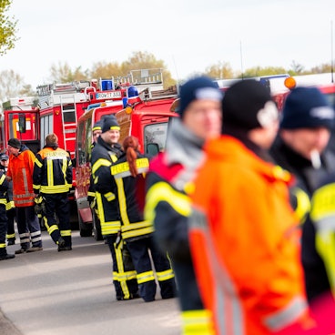 Feuerwehrleute bei einer Einsatzbesprechung im niedersächsischen Bremervörde. Die Einsatzkräfte suchen seit Montagabend (22. April) nach dem vermissten Arian. Der autistische Junge ist aus ungeklärten Gründen aus seinem Heim  verschwunden.