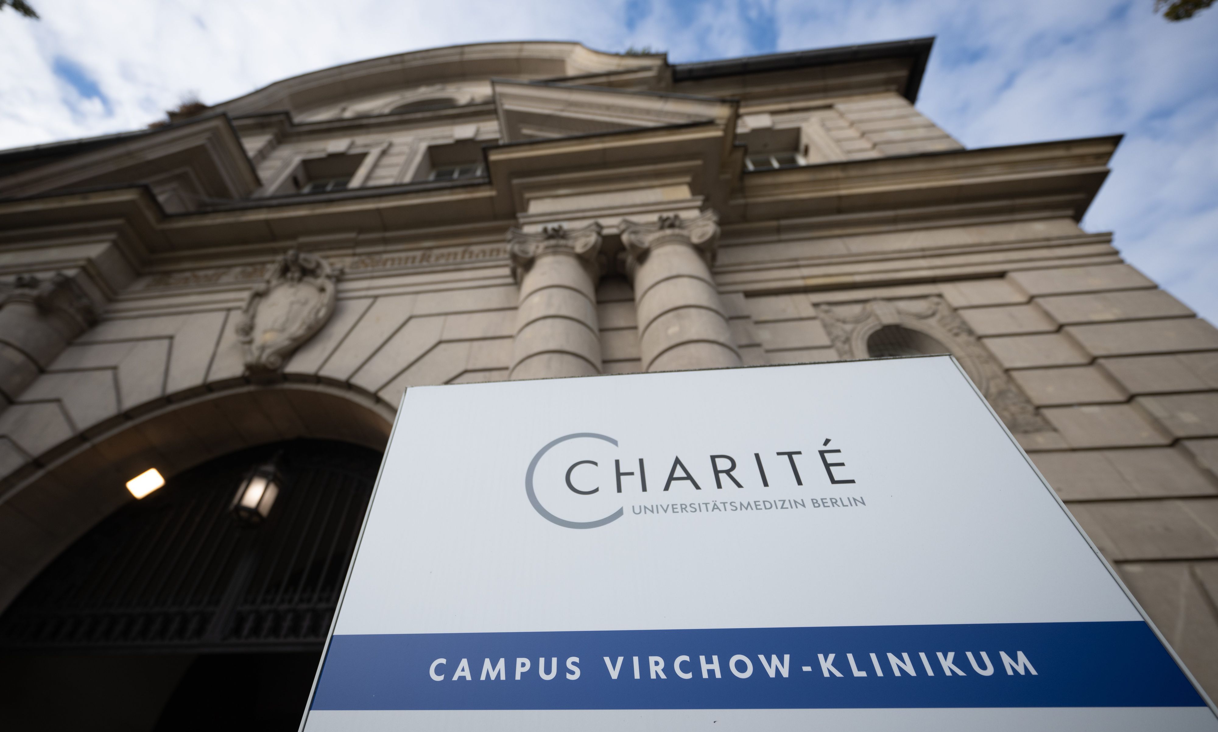 Berlin: Blick auf den Eingang des Charité Campus Virchow-Klinikum. (Archivbild)