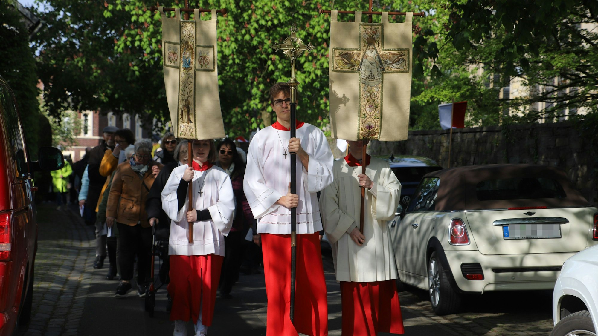 Im Wallfahrtsort Bödingen wird das Kompassionsfest seit 600 Jahren ununterbrochen gefeiert. Rainer Maria Kardinal Woelki nahm an der Prozession für die schmerzhafte Mutter teil und feierte ein Hochamt.