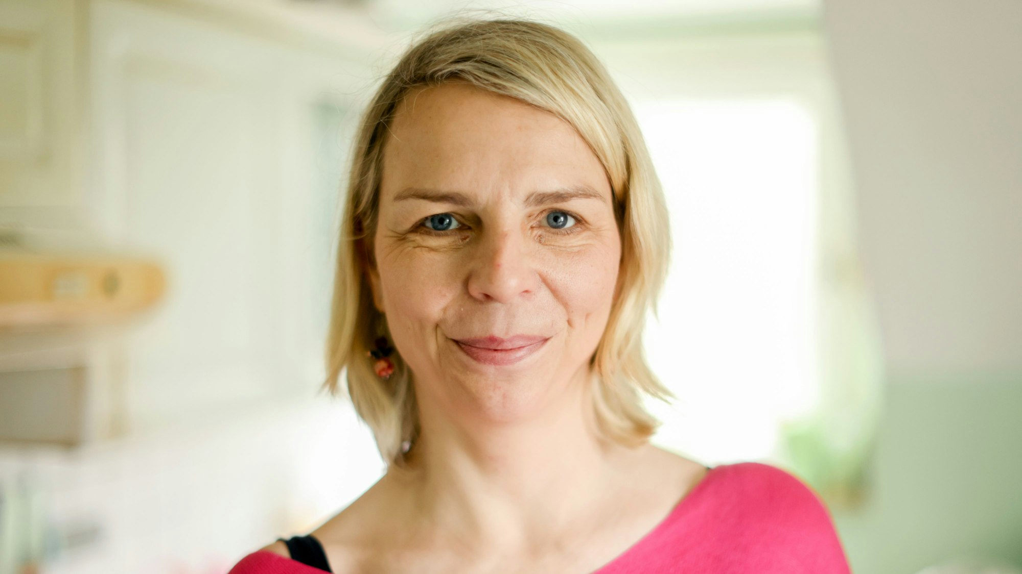 Corinna Schröder in der Wohnung von On-Uma Jeebhojo in ihrer Wohnung in Köln Porz.