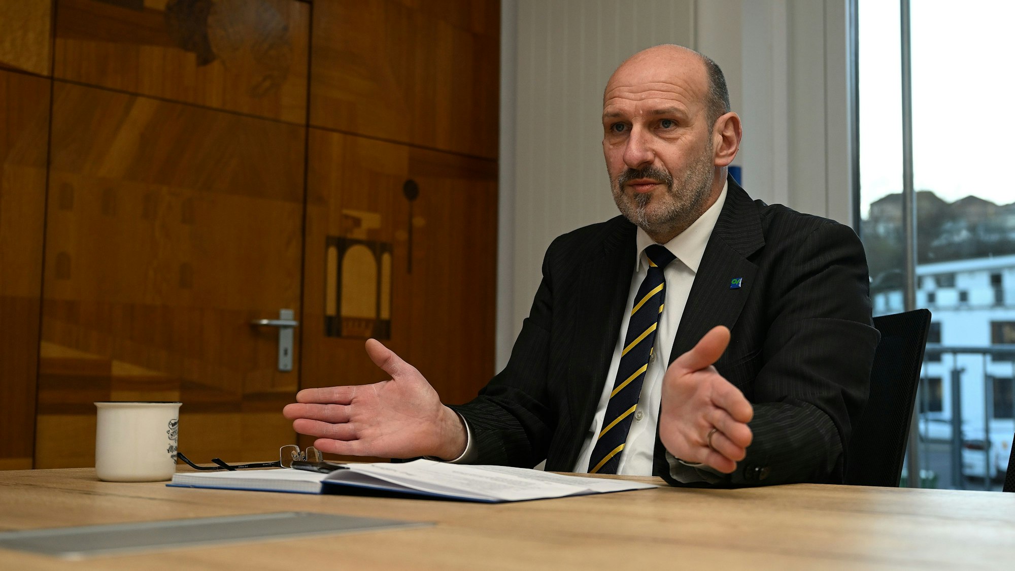 Bürgermeister Christoph Nicodemus sitzt in seinem Büro.