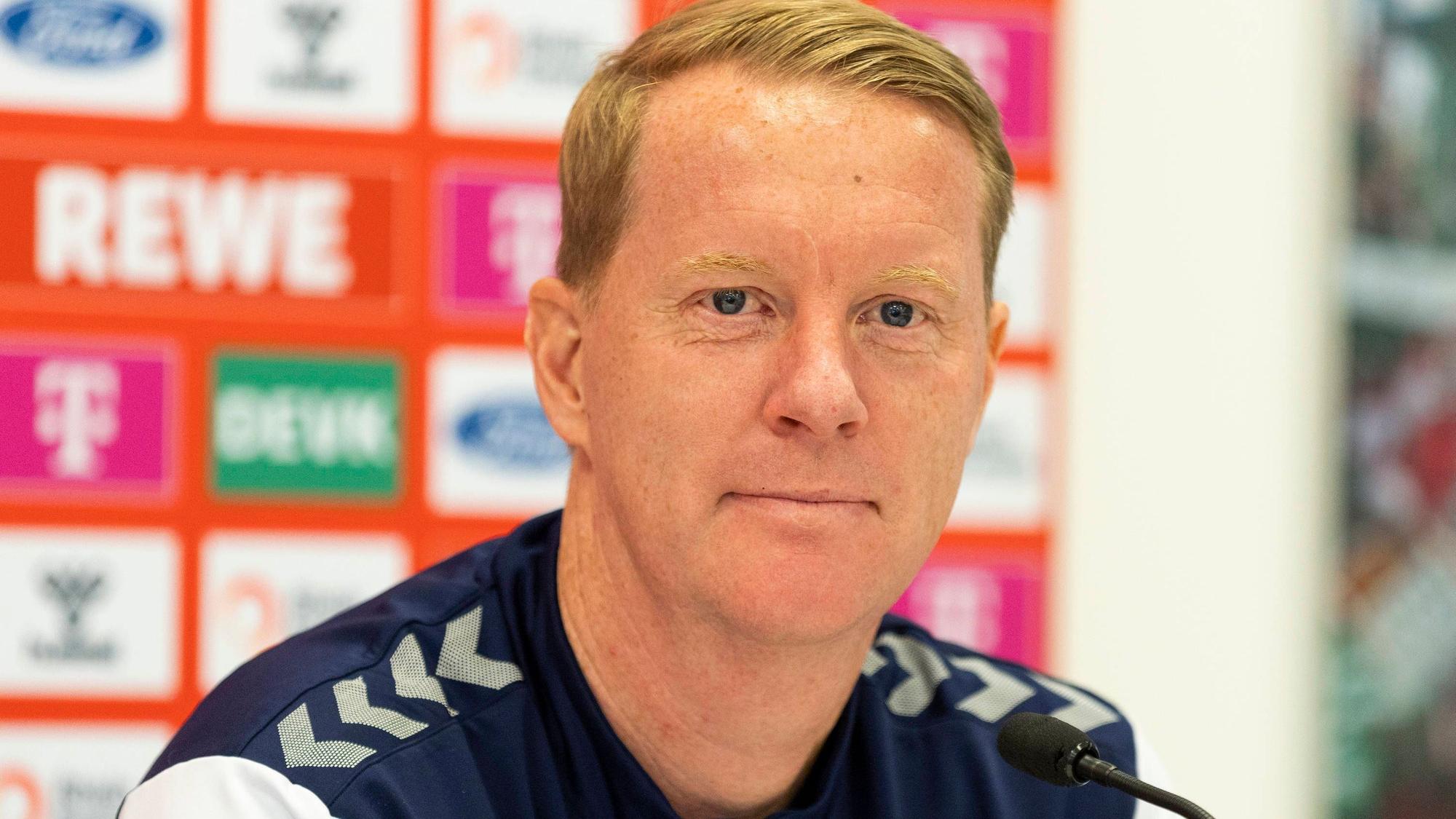 Trainer Timo Schultz auf einer Pressekonferenz des 1. FC Köln.