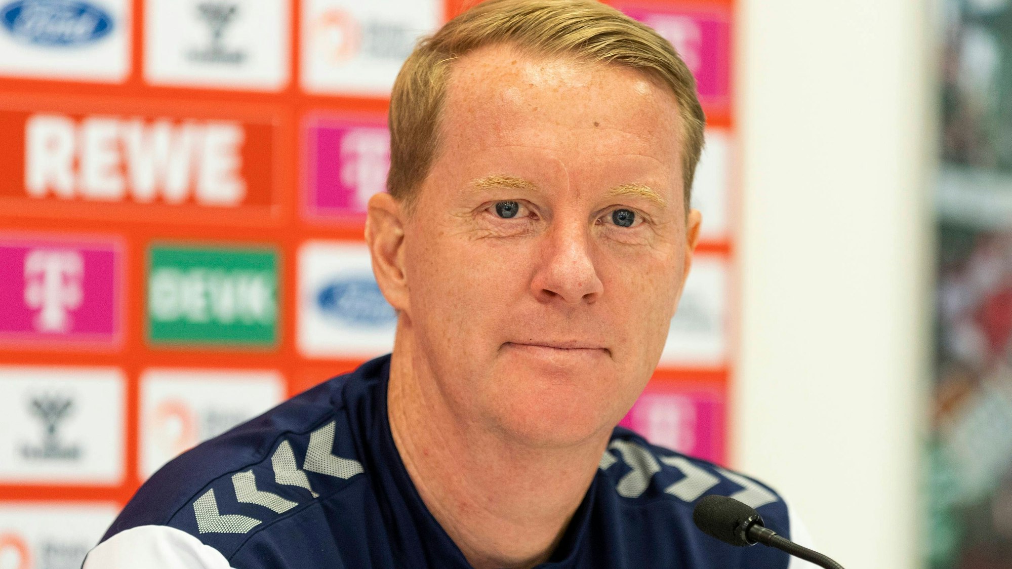 Trainer Timo Schultz auf einer Pressekonferenz des 1. FC Köln.